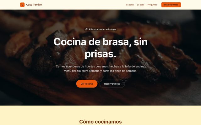 La página publicada de Casa Tomillo en escritorio: menú arriba, una foto de carne a la brasa de fondo, el titular «Cocina de brasa, sin prisas.» y los botones «Ver la carta» y «Reservar mesa».